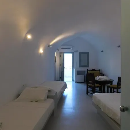 Vibrant Vertex Rooms- Center Fira (Santorini)