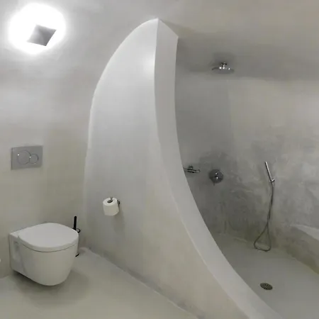 Vibrant Vertex Rooms- Center Apartment