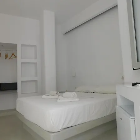 Vibrant Vertex Rooms- Center